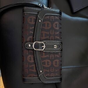 Vintage beautiful Etienne aiger wristlet 
Plenty of room and fits iPhone 13